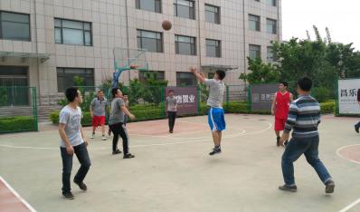 集团公司开展篮球、羽毛球比赛庆“五四”青年节
