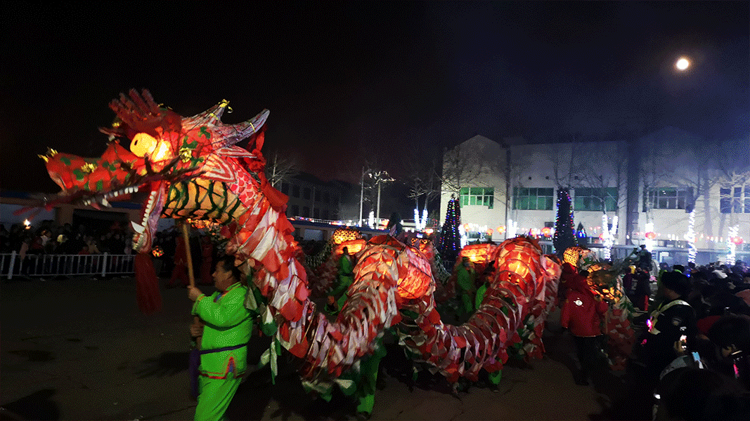 舞祥龙 纳新瑞：传统舞龙队空降鲁丽集团 千人同庆正月十六